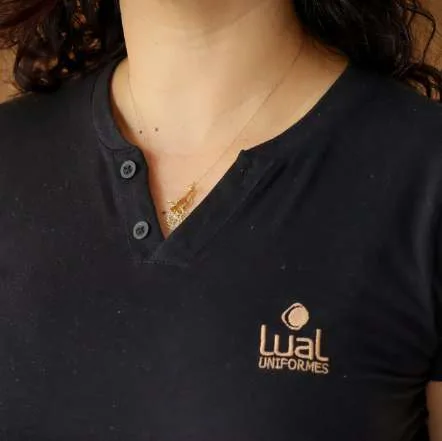 Logo bordado em polo preta